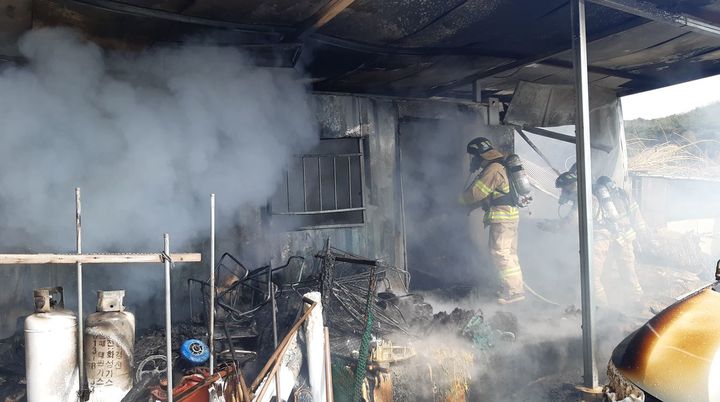 [대구=뉴시스] 8일 오전 11시5분께는 영천시 대창면 용전리의 한 농막용 컨테이너에 불이 났다는 신고가 접수됐다. (사진=경북소방본부 제공) 2025.03.09. photo@newsis.com *재판매 및 DB 금지