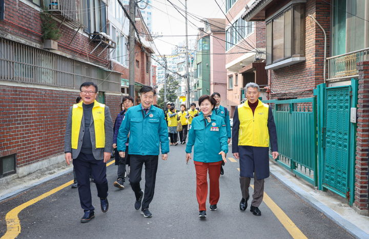 [서울=뉴시스] 전성수 서초구청장(중앙 좌)이 조은희 서초갑 국회의원(중앙 우)과 함께 방배본동에서 해빙기 안전점검을 진행하고 있다. 2025.03.09. (사진=서초구 제공) *재판매 및 DB 금지