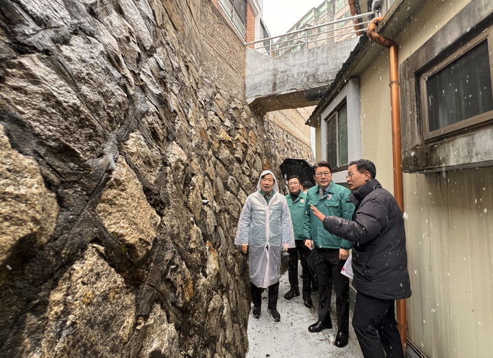 [서울=뉴시스] 전성수 서초구청장(왼쪽에서 첫번째)이 신동욱 서초을 국회의원(오른쪽에서 두 번째)과 함께 방배2동에서 해빙기 안전점검을 진행하고 있다. 2025.03.09. (사진=서초구 제공) *재판매 및 DB 금지