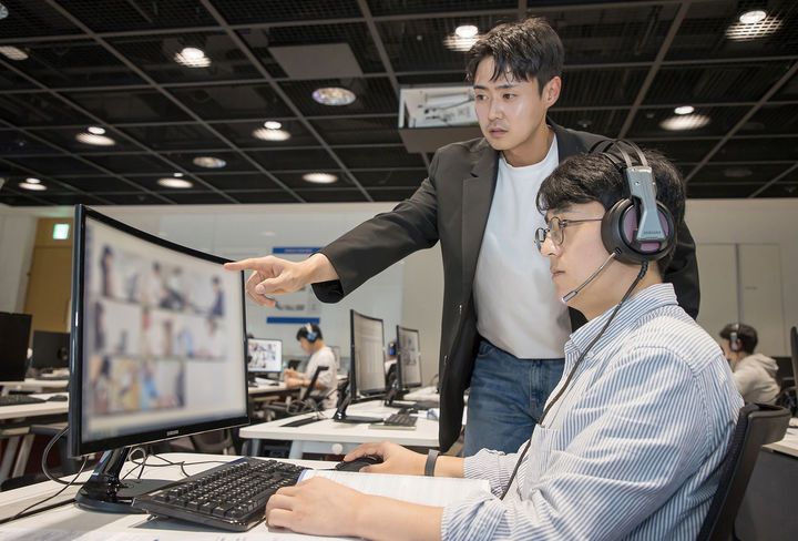 [서울=뉴시스]2024년 10월 경기 용인 삼성전자 인재개발원에서 삼성전자 감독관이 삼성직무적성검사(GSAT) 응시자를 대상으로 예비 소집을 진행하고 있다. (사진 = 삼성전자) 2025.03.09. photo@newsis.com *재판매 및 DB 금지