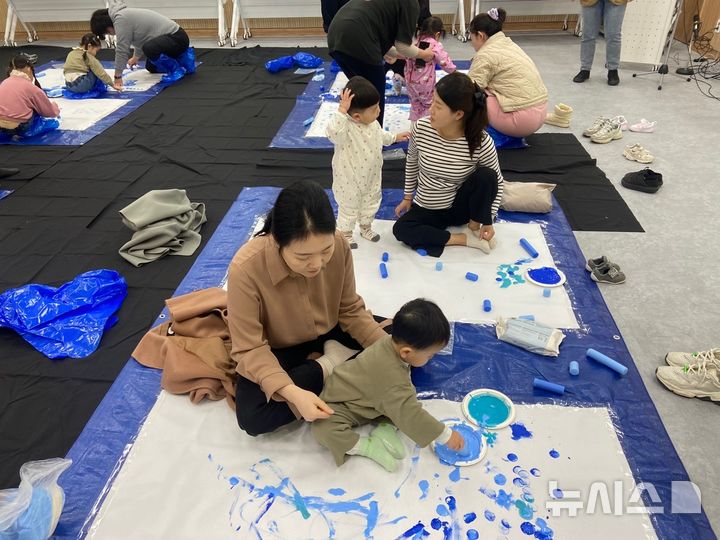 [청주=뉴시스] 예술 프로그램 '뽀글뽀글 마음 옹달샘' (사진= 청주문화재단 제공) 2025.03.09. photo@newsis.com *재판매 및 DB 금지