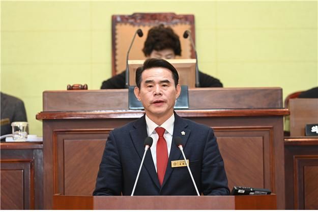 [거제=뉴시스] 신정철 기자= 경남 거제시의회 조대용 의원(국민의힘·아주동)은 지난 7일 제252회 임시회 제2차 본회의에서 5분 자유발언을 통해 "난청인과 청각장애인을 위한 ‘텔레코일존' 설치를 제안하며, 기존의 물리적 접근성 개선을 넘어서는 포용적인 무장애 정책 추진"을 촉구하고 있다.(사진=거제시의회 제공).2025.03.09. photo@newsis.com *재판매 및 DB 금지