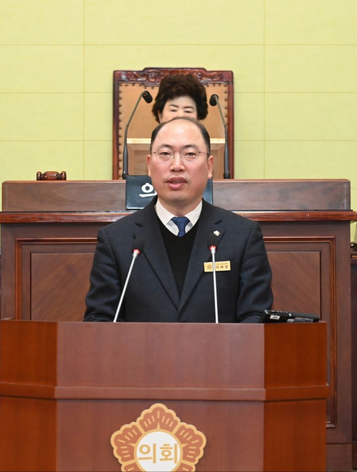 [거제=뉴시스] 신정철 기자= 경남 거제시의회 이태열 의원(장평,고현,수양동 더불어민주당)은 지난 7일 제252회 임시회 제2차 본회의에서 5분 자유발언을 통해 ‘거제시 장애인의 평생학습권 보장’과 ‘양질의 장애인 일자리 마련을 위한 정책’을 촉구하고 있다.(사진=거제시의회 제공).2025.03.09. photo@newsis.com *재판매 및 DB 금지