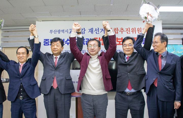 [부산=뉴시스] '부산시 중도·보수 교육감 단일화 통합추진위원회'(통추위)는 9일 오전 부산시교육청에서 기자회견을 열어 정승윤(왼쪽 세번째) 예비후보가 중도·보수 단일후보로 선출됐다고 밝혔다. (사진=정승윤 예비후보 측 제공) 2025.03.09. photo@newsis.com *재판매 및 DB 금지