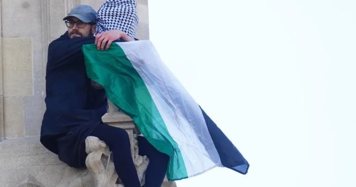 [서울=뉴시스] 영국 런던의 랜드마크인 빅벤(엘리자베스 타워)에 팔레스타인 국기를 들고 오른 한 남성이 16시간 만에 내려왔다. (사진= BBC ) 2025.03.09. photo@newsis.com *재판매 및 DB 금지