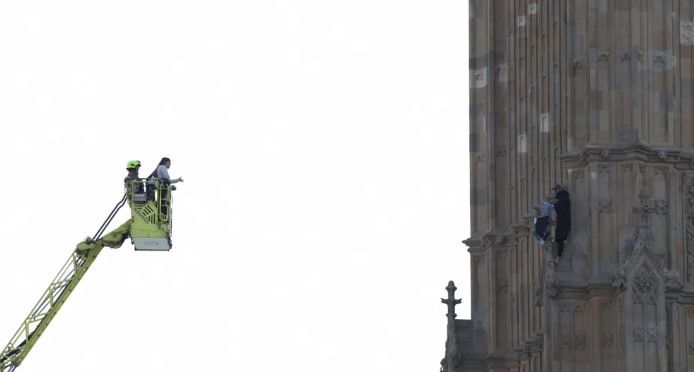 [서울=뉴시스] 영국 런던의 랜드마크인 빅벤(엘리자베스 타워)에 팔레스타인 국기를 들고 오른 한 남성이 16시간 만에 내려왔다. (사진= BBC ) 2025.03.09. photo@newsis.com *재판매 및 DB 금지