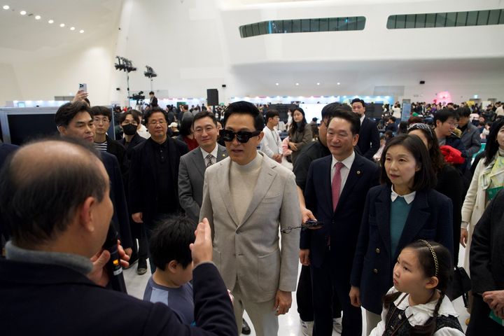 [서울=뉴시스] 오세훈 서울시장이 8일 오후 DDP에서 열리고 있는 '서울AI페스타 2025'에서 청각장애인을 위한 AI 음성 자막 변환 안경 솔루션을 체험하고 있다. 2025.03.09. (사진=서울시 제공) *재판매 및 DB 금지