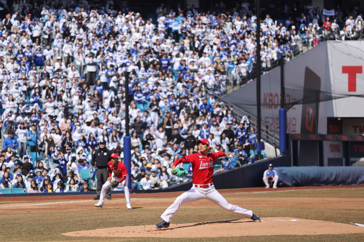 [서울=뉴시스] 프로야구 SSG 랜더스 김광현이 9일 대구 삼성라이온즈파크에서 열린 삼성 라이온즈와의 2025 KBO 시범경기에 선발 등판해 투구를 선보이고 있다. (사진=SSG 랜더스 제공) 2025.03.09. *재판매 및 DB 금지