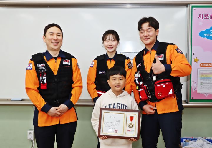 정태운 군과 소방관들.(사진=경기도소방재난본부 제공) *재판매 및 DB 금지