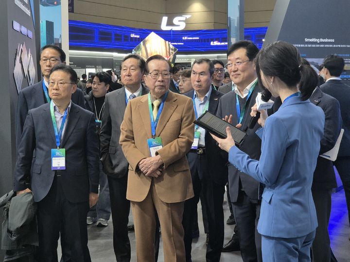 [서울=뉴시스]김재철 동원그룹 명예회장(가운데)이 지난 5일 인터배터리2025에서 에코프로 부스를 방문해 김윤태 에코프로이노베이션 대표(오른쪽에서 두 번째)와 설명을 듣고 있다. (사진= 에코프로) 2025.03.09. photo@newsis.com&nbsp; *재판매 및 DB 금지