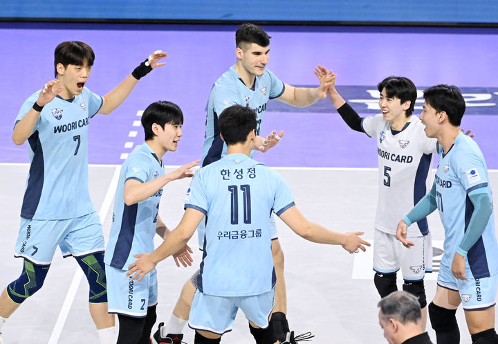 [서울=뉴시스] 프로배구 우리카드 선수들이 9일 인천계양체육관에서 열린 도드람 2024~2025 V-리그 남자부 대한항공과의 경기에서 득점에 성공한 뒤 환호하고 있다. (사진=KOVO 제공) 2025.03.09. *재판매 및 DB 금지