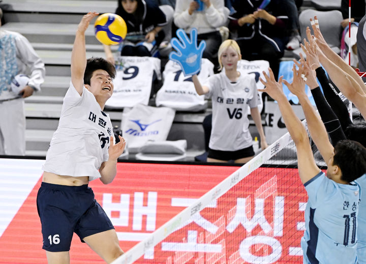 [서울=뉴시스] 프로배구 대한항공 정한용(왼쪽)이 9일 인천계양체육관에서 열린 도드람 2024~2025 V-리그 남자부 우리카드와의 경기에서 공격을 시도하고 있다. (사진=KOVO 제공) 2025.03.09. *재판매 및 DB 금지