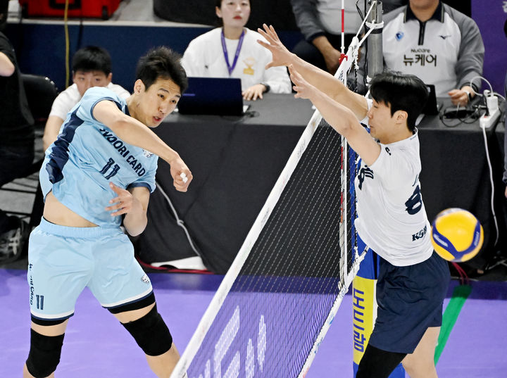 [서울=뉴시스] 프로배구 우리카드 한성정(왼쪽)이 9일 인천계양체육관에서 열린 도드람 2024~2025 V-리그 남자부 대한항공과의 경기에서 공격을 시도하고 있다. (사진=KOVO 제공) 2025.03.09. *재판매 및 DB 금지