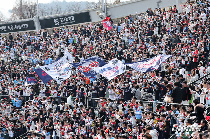 [서울=뉴시스] 9일 부산 사직구장에서 열린 KIA 타이거즈와 롯데 자이언츠의 2025 KBO 시범경기에 1만7890명의 관중이 경기장을 찾았다. (사진=롯데 자이언츠 제공) 2025.03.09. *재판매 및 DB 금지