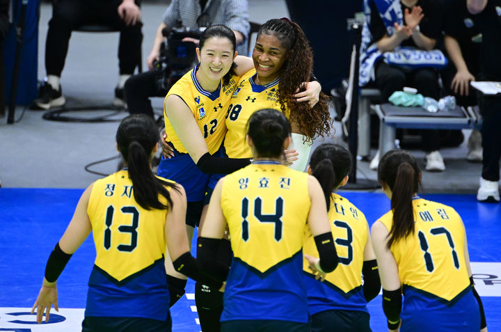 [서울=뉴시스] 이다현(왼쪽)과 모마(오른쪽)를 비롯한 현대건설 선수들이 9일 수원체육관에서 열린 도드람 2024-~2025 V-리그 여자부 경기에서 정관장을 상대로 득점에 성공한 뒤 환호하고 있다. (사진=KOVO 제공) 2025.03.09. *재판매 및 DB 금지