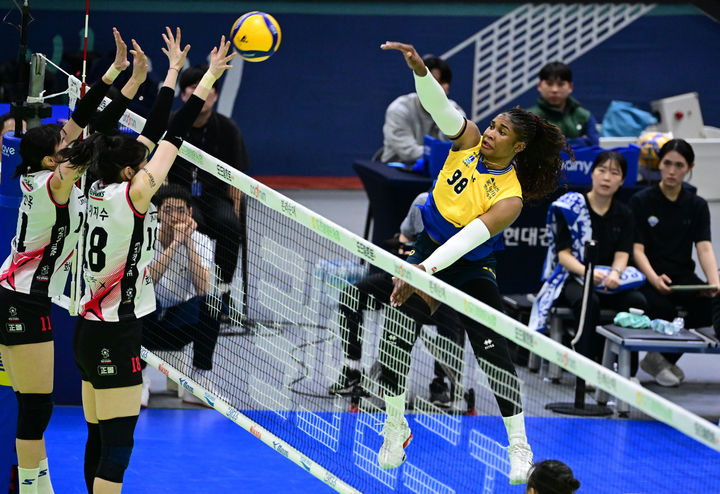 [서울=뉴시스] 프로배구 현대건설 모마(오른쪽)가 9일 수원체육관에서 열린 도드람 2024-~2025 V-리그 여자부 경기에서 정관장을 상대로 공격을 시도하고 있다. (사진=KOVO 제공) 2025.03.09. *재판매 및 DB 금지