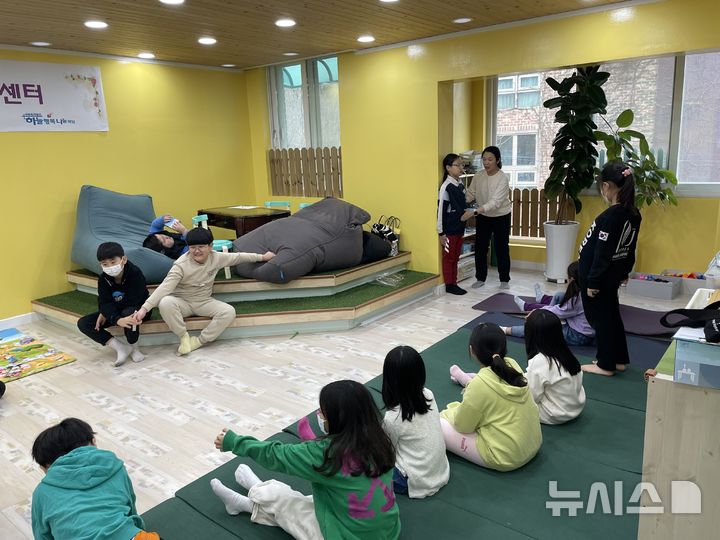 [과천=뉴시스] 과천시 '다 함께 돌봄센터' 이용 아이들이 신체활동 프로그램에 참여하고 있다. (사진=과천시 제공).