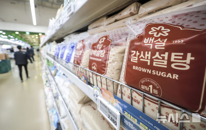 [서울=뉴시스] 정병혁 기자 = 9일 서울시내 대형마트에 설탕이 진열되어 있다. 난달 세계식량가격지수가 전월 대비 1.6% 상승한 것으로 나타났다. 설탕과 유제품 가격이 크게 올랐다. 유엔식량농업기구(FAO)에 따르면 지난달 세계식량가격지수는 127.1을 기록했다. 이는 전월보다 전월 125.1(2014~2016년 평균=100)보다 1.6% 상승한 수치다. 2025.03.09. jhope@newsis.com