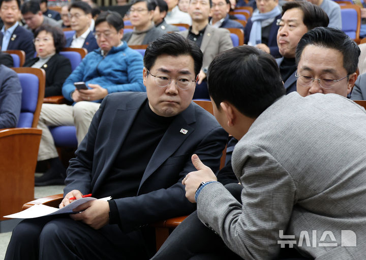 [서울=뉴시스] 조성우 기자 = 박찬대(왼쪽) 더불어민주당 원내대표가 9일 오전 서울 여의도 국회에서 열린 비상의원총회에서 김용민 원내정책수석부대표와 대화하고 있다. 2025.03.09. xconfind@newsis.com