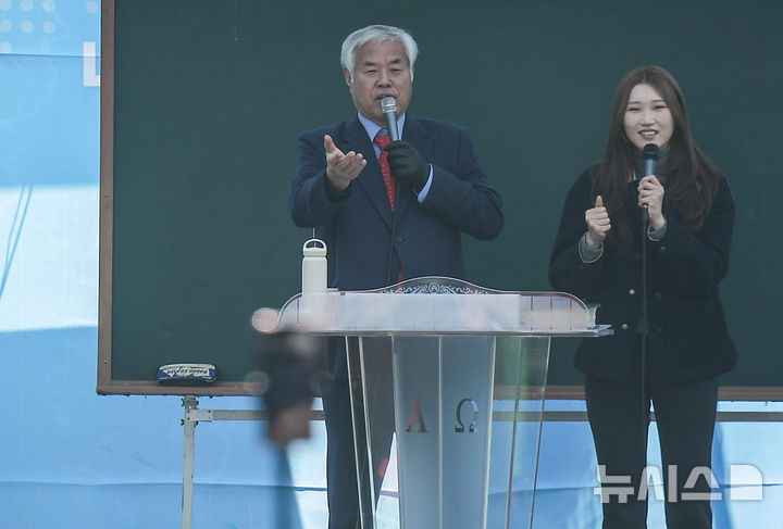 [서울=뉴시스] 정병혁 기자 = 전광훈 사랑제일교회 목사가 9일 서울 용산구 한남동 대통령 관저 인근에서 열린 사랑제일교회 전국 주일예배에서 설교를 하고 있다.. 2025.03.09. jhope@newsis.com