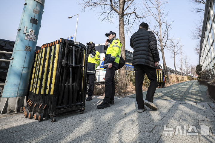 [서울=뉴시스] 정병혁 기자 = 윤석열 대통령이 석방된 다음날인 9일 서울 용산구 한남동 관저 인근에 경찰 병력이 근무를 서고 있다. 2025.03.09. jhope@newsis.com