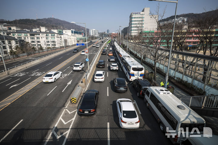 [서울=뉴시스] 정병혁 기자 = 윤석열 대통령이 석방된 다음날인 9일 서울 용산구 한남동 관저 인근에 경찰 버스가 줄 지어 서 있다. 2025.03.09. jhope@newsis.com