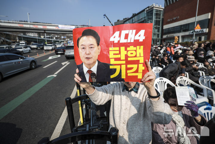 [서울=뉴시스] 정병혁 기자 = 9일 서울 용산구 한남동 대통령 관저 인근에서 열린 사랑제일교회 전국 주일예배에서 참석자들이 피켓를 들고 있다.. 2025.03.09. jhope@newsis.com