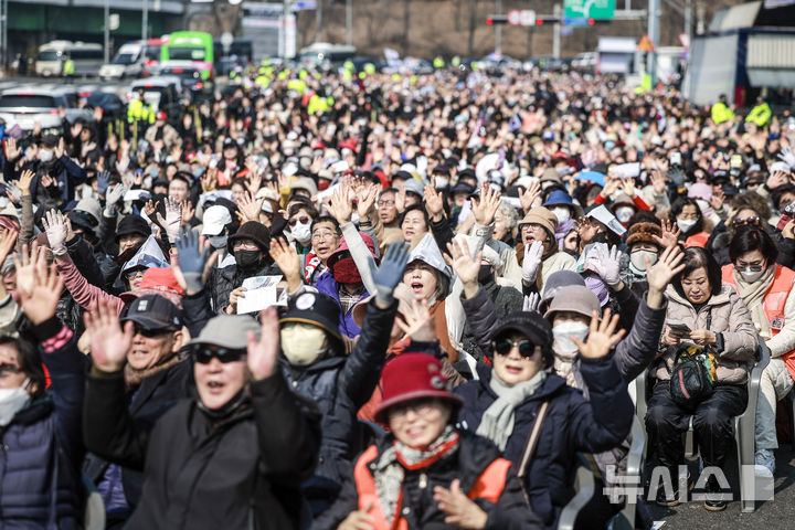 [서울=뉴시스] 정병혁 기자 = 9일 서울 용산구 한남동 대통령 관저 인근에서 열린 사랑제일교회 전국 주일예배에서 참석자들이 기도를 하고 있다.. 2025.03.09. jhope@newsis.com