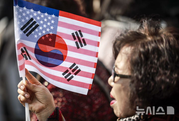 [서울=뉴시스] 정병혁 기자 = 9일 서울 용산구 한남동 대통령 관저 인근에서 열린 사랑제일교회 전국 주일예배에서 참석자들이 윤 대통령을 응원하고 있다. 2025.03.09. jhope@newsis.com