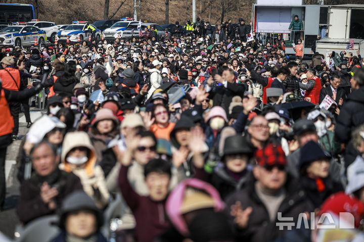 [서울=뉴시스] 정병혁 기자 = 9일 서울 용산구 한남동 대통령 관저 인근에서 열린 사랑제일교회 전국 주일예배에서 참석자들이 기도를 하고 있다.. 2025.03.09. jhope@newsis.com