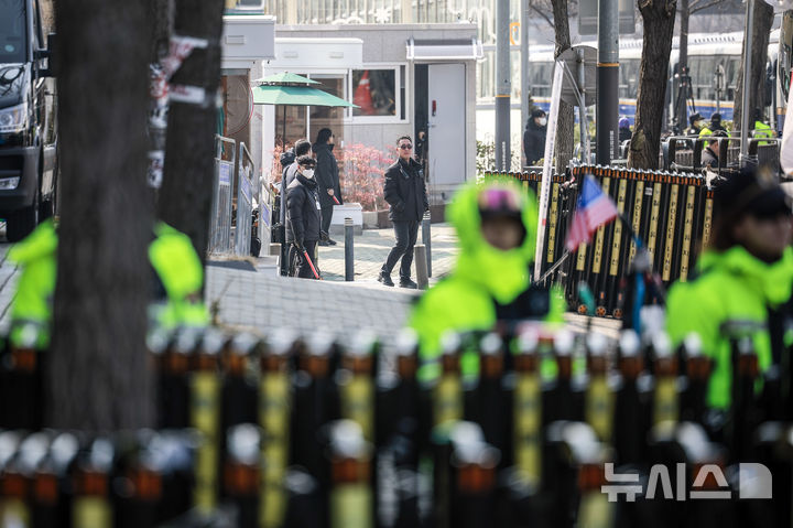 [서울=뉴시스] 정병혁 기자 = 윤석열 대통령이 석방된 다음날인 9일 서울 용산구 한남동 관저 인근에 경찰 병력이 근무를 서고 있다. 2025.03.09. jhope@newsis.com