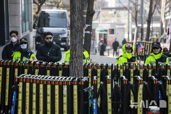 [서울=뉴시스] 정병혁 기자 = 윤석열 대통령이 석방된 다음날인 9일 서울 용산구 한남동 관저 인근에 경찰 병력이 근무를 서고 있다. 2025.03.09. jhope@newsis.com