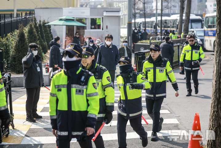 [서울=뉴시스] 정병혁 기자 = 윤석열 대통령이 석방된 다음날인 9일 서울 용산구 한남동 관저 인근에 경찰 병력이 근무를 서고 있다. 2025.03.09. jhope@newsis.com