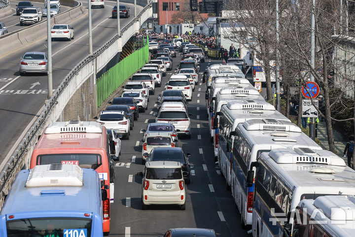[서울=뉴시스] 정병혁 기자 = 윤석열 대통령이 석방된 다음날인 9일 서울 용산구 한남동 관저 인근에 경찰 버스가 줄 지어 서 있다. 2025.03.09. jhope@newsis.com