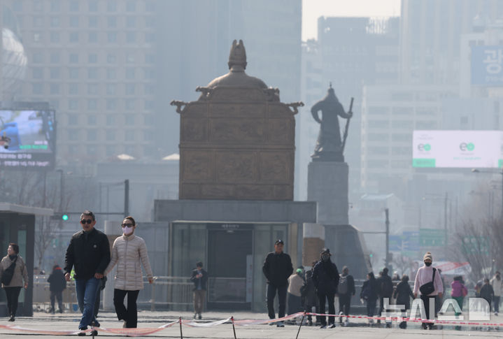 [서울=뉴시스] 김명원 기자 = 내륙을 중심으로 낮과 밤의 기온차가 클 것으로 예보된 가운데 시민들이 9일 오전 서울 종로구 광화문 광장을 걷고 있다. 기상청은 전국이 대체로 맑겠으나 고농도 미세먼지가 기승을 부리는 가운데 수도권·충남 미세먼지 '나쁨'을 보이겠다고 밝혔다. 2025.03.09. kmx1105@newsis.com