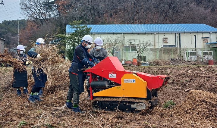 [광주=뉴시스] 광주농업기술센터 영농부산물 파쇄지원. (사진=광주농업기술센터 제공). photo@newsis.com *재판매 및 DB 금지