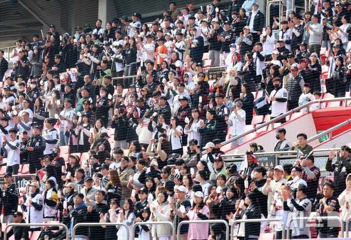 [수원=뉴시스] 이영환 기자 = 9일 오후 수원 KT위즈파크에서 열린 2025 프로야구 LG 트윈스와 kt wiz의 시범경기, 1회말 kt 팬들이 응원을 하고 있다. 2025.03.09. 20hwan@newsis.com