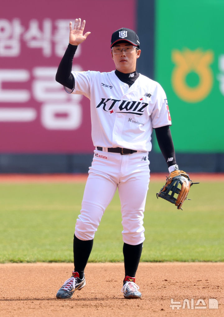 [수원=뉴시스] 이영환 기자 = 9일 오후 수원 KT위즈파크에서 열린 2025 프로야구 LG 트윈스와 kt wiz의 시범경기, 1회초 kt 3루수 허경민이 수비를 하고 있다. 2025.03.09. 20hwan@newsis.com