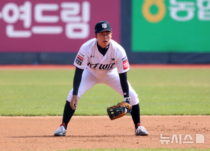 [수원=뉴시스] 이영환 기자 = 9일 오후 수원 KT위즈파크에서 열린 2025 프로야구 LG 트윈스와 kt wiz의 시범경기, 1회초 kt 3루수 허경민이 수비를 하고 있다. 2025.03.09. 20hwan@newsis.com