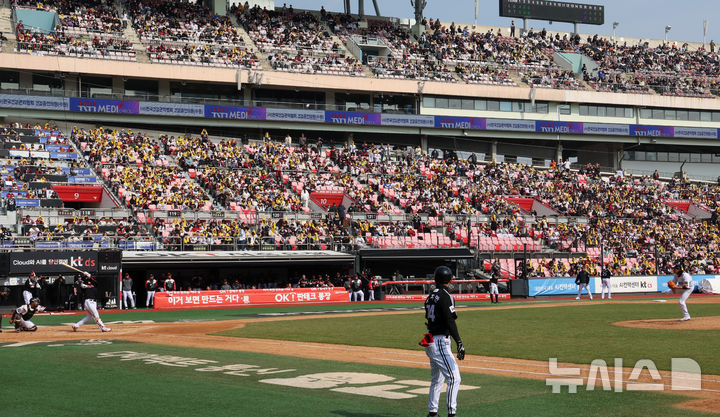 [수원=뉴시스] 이영환 기자 = 9일 오후 수원 KT위즈파크에서 열린 2025 프로야구 LG 트윈스와 kt wiz의 시범경기, LG 팬들이 경기를 관람하고 있다. 2025.03.09. 20hwan@newsis.com