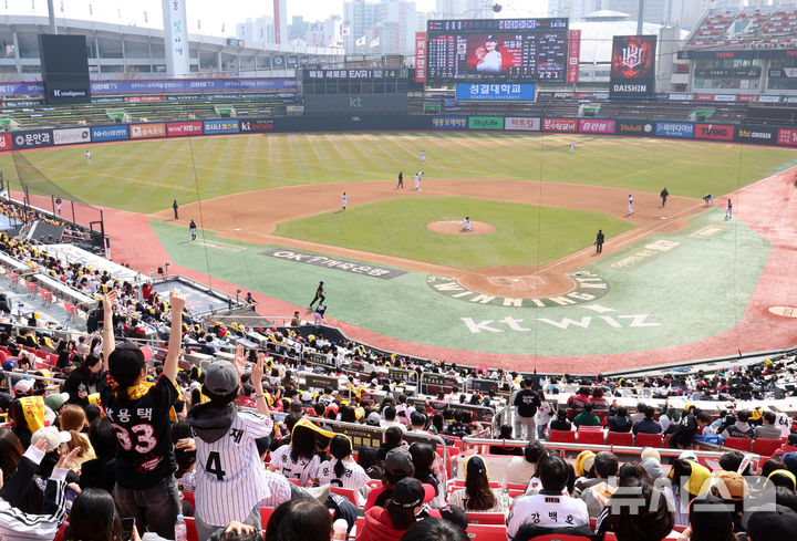 [수원=뉴시스] 이영환 기자 = 9일 오후 수원 KT위즈파크에서 열린 2025 프로야구 LG 트윈스와 kt wiz의 시범경기, LG 팬들이 경기를 관람하고 있다. 2025.03.09. 20hwan@newsis.com
