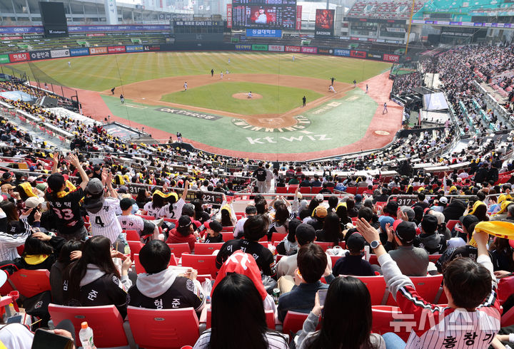[수원=뉴시스] 이영환 기자 = 9일 오후 수원 KT위즈파크에서 열린 2025 프로야구 LG 트윈스와 kt wiz의 시범경기,양팀 팬들이 경기를 관람하고 있다. 2025.03.09. 20hwan@newsis.com