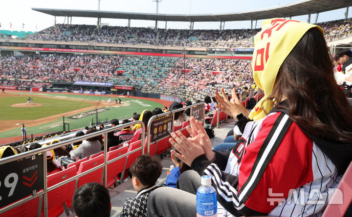 [수원=뉴시스] 이영환 기자 = 9일 오후 수원 KT위즈파크에서 열린 2025 프로야구 LG 트윈스와 kt wiz의 시범경기, LG팬들이 경기를 관람하고 있다. 2025.03.09. 20hwan@newsis.com