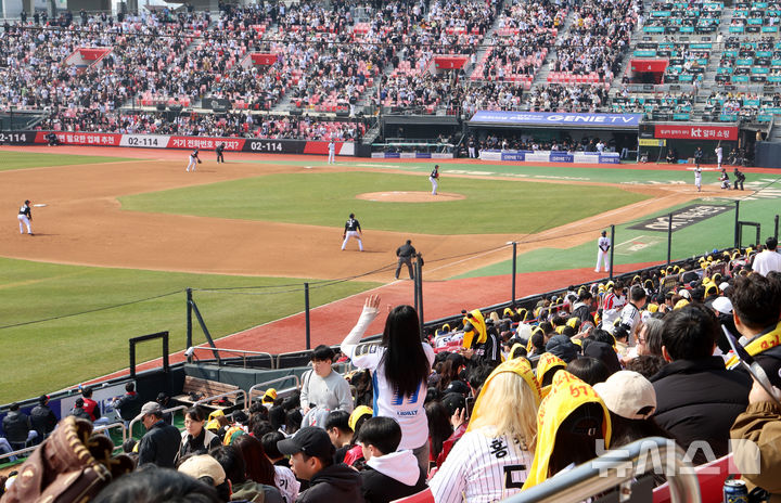 [수원=뉴시스] 이영환 기자 = 9일 오후 수원 KT위즈파크에서 열린 2025 프로야구 LG 트윈스와 kt wiz의 시범경기,양팀 팬들이 경기를 관람하고 있다. 2025.03.09. 20hwan@newsis.com