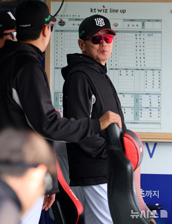 [수원=뉴시스] 이영환 기자 = 9일 오후 수원 KT위즈파크에서 열린 2025 프로야구 LG 트윈스와 kt wiz의 시범경기, kt 이강철 감독이 경기를 지켜보고 있다. 2025.03.09. 20hwan@newsis.com