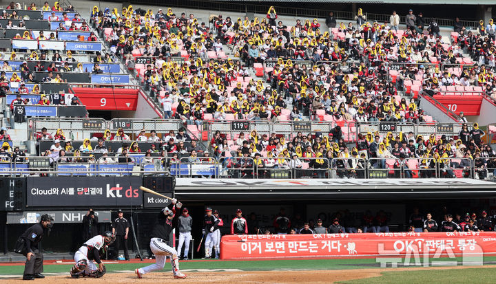 [수원=뉴시스] 이영환 기자 = 9일 오후 수원 KT위즈파크에서 열린 2025 프로야구 LG 트윈스와 kt wiz의 시범경기,LG 팬들이 경기를 관람하고 있다. 2025.03.09. 20hwan@newsis.com