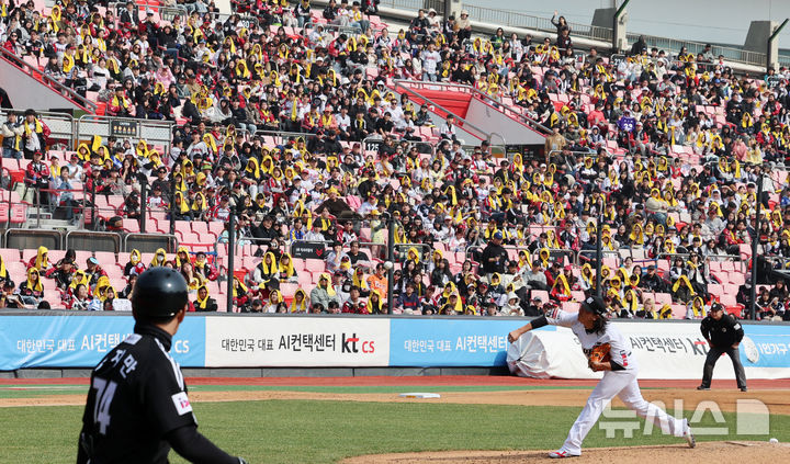 [수원=뉴시스] 이영환 기자 = 9일 오후 수원 KT위즈파크에서 열린 2025 프로야구 LG 트윈스와 kt wiz의 시범경기, LG 팬들이 경기를 관람하고 있다. 2025.03.09. 20hwan@newsis.com