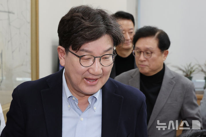 [서울=뉴시스] 조성우 기자 = 권성동(왼쪽) 국민의힘 원내대표가 9일 오후 서울 여의도 국회에서 열린 현안 관련 기자간담회에 참석하고 있다. 2025.03.09. xconfind@newsis.com