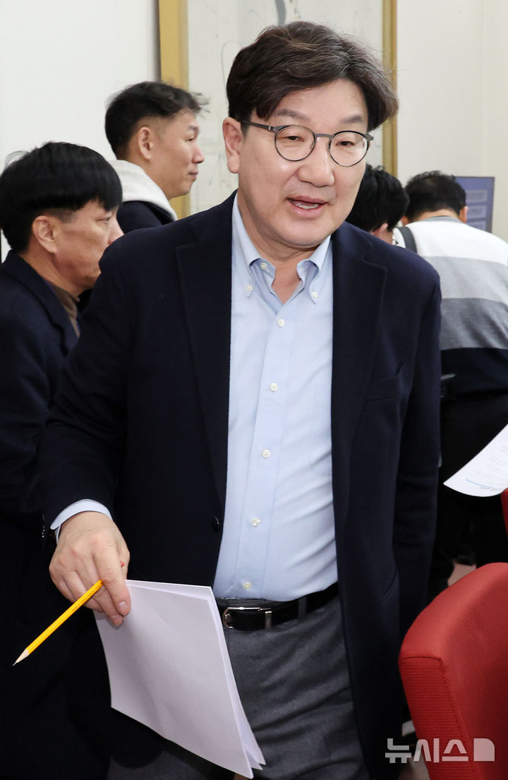 [서울=뉴시스] 조성우 기자 = 권성동 국민의힘 원내대표가 9일 오후 서울 여의도 국회에서 열린 현안 관련 기자간담회에 참석하고 있다. 2025.03.09. xconfind@newsis.com