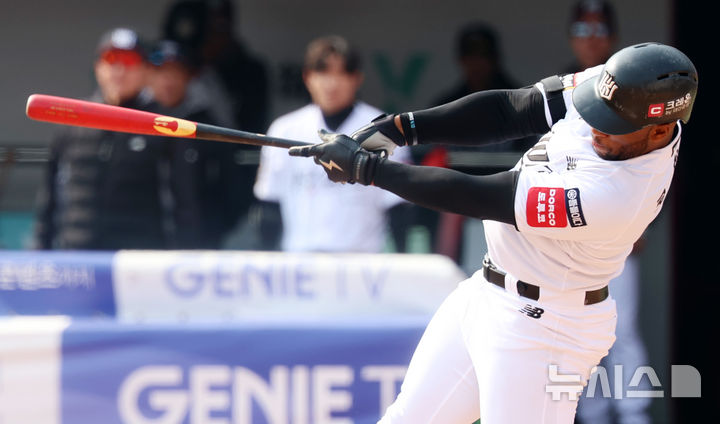 [수원=뉴시스] 이영환 기자 = 9일 오후 수원 KT위즈파크에서 열린 2025 프로야구 LG 트윈스와 kt wiz의 시범경기, 6회말 1사 3루에서 kt 로하스가 1타점 안타를 날리고 있다. 2025.03.09. 20hwan@newsis.com